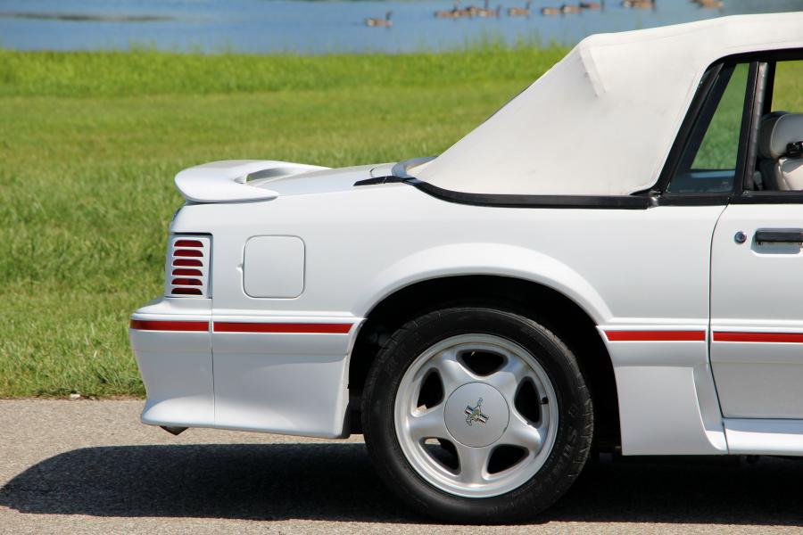 Детали экстерьера Ford Mustang Convertible 25th Anniversary Edition 1990 года  (фото 1 из 14)
